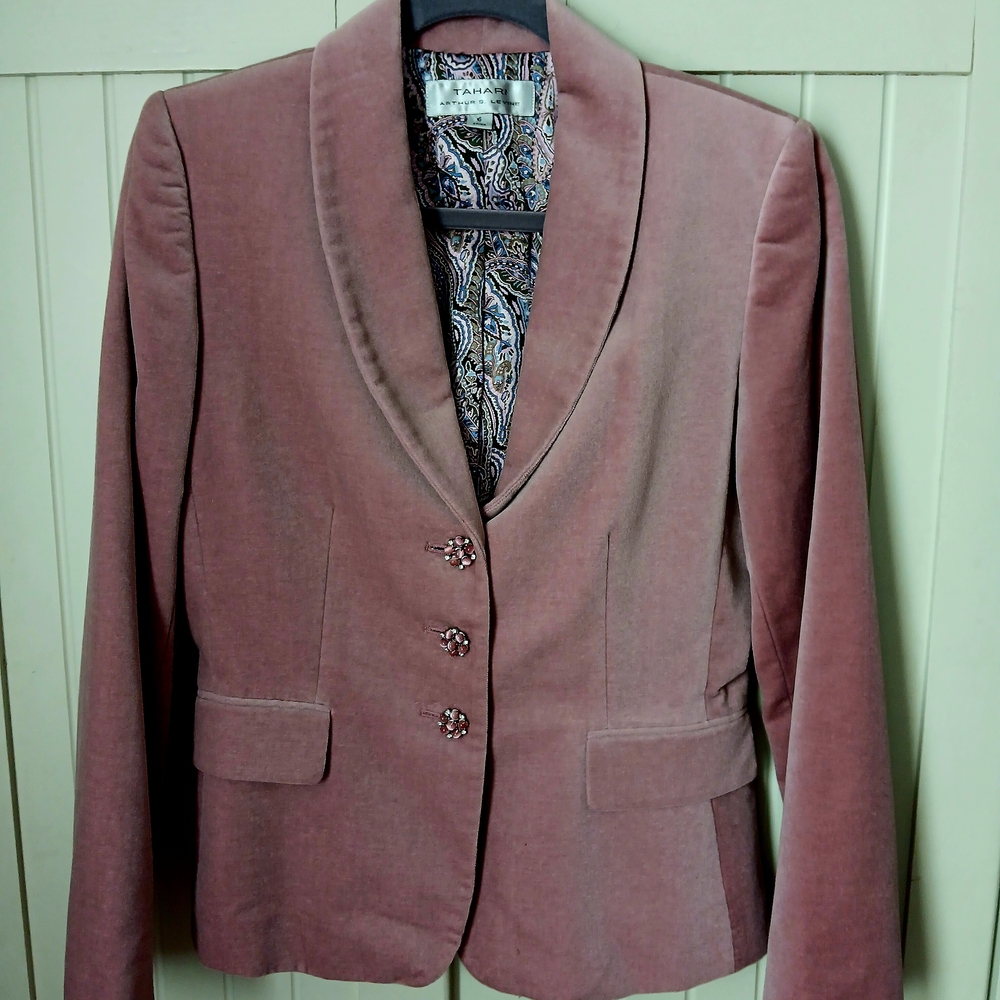 Tahari Pink Velvet Blazer with Elegant Detailing